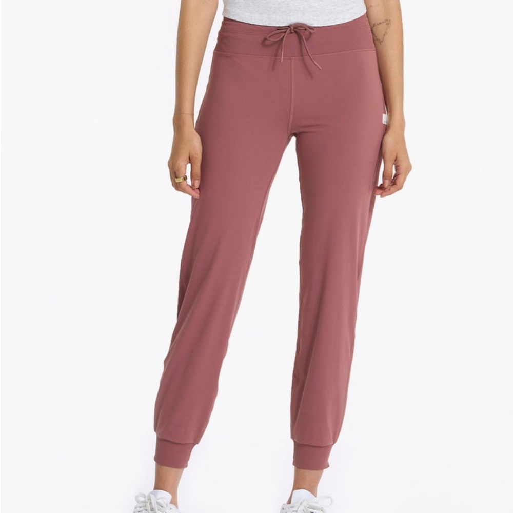 Vuori Daily Jogger in Rosewood
